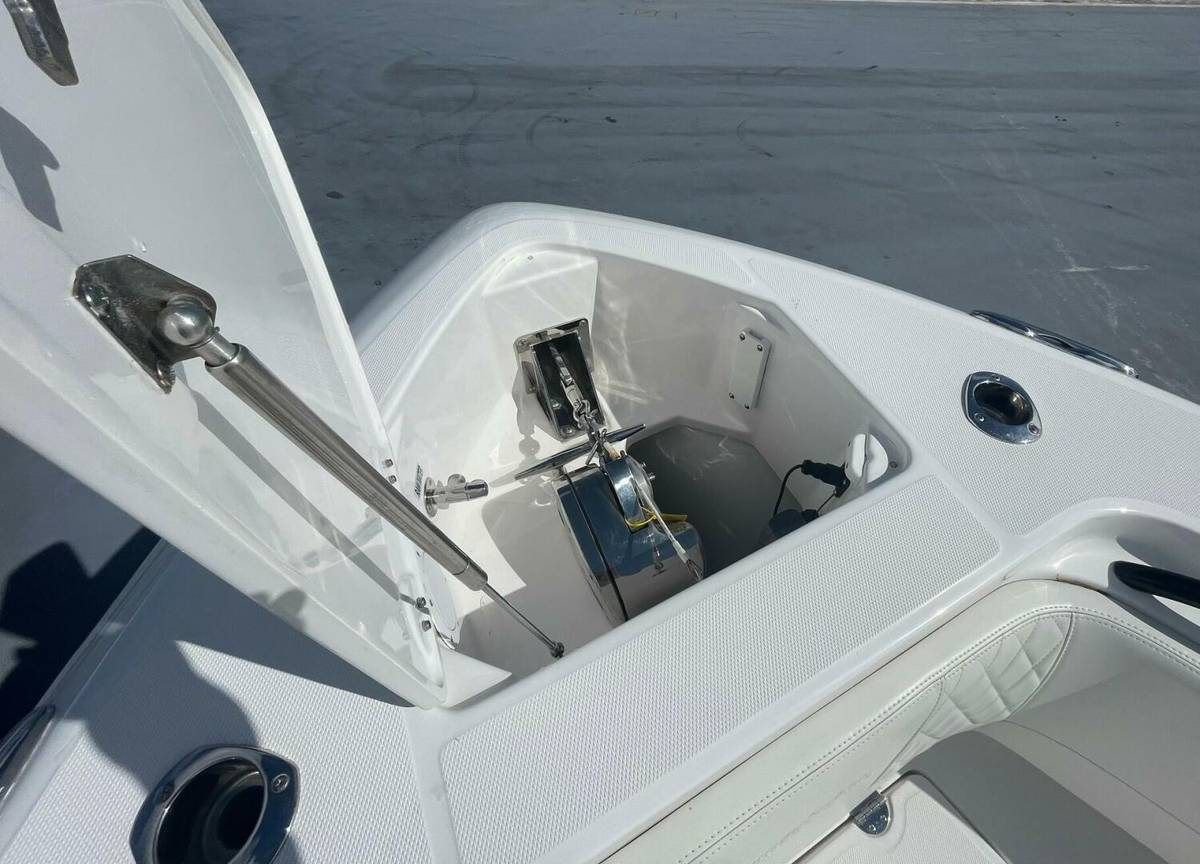 2022 Everglades 335 Center Console photo 15
