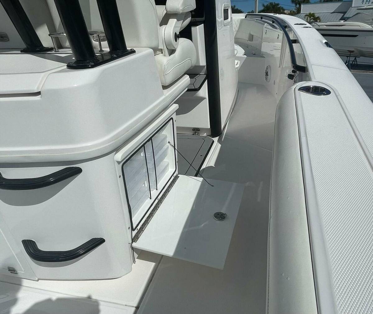 2022 Everglades 335 Center Console photo 28