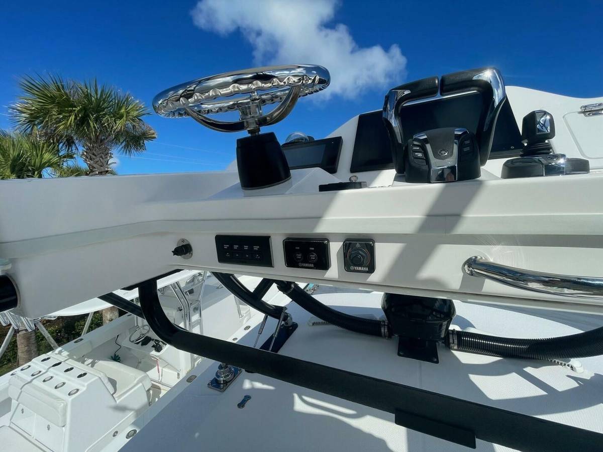 2022 Everglades 335 Center Console photo 22