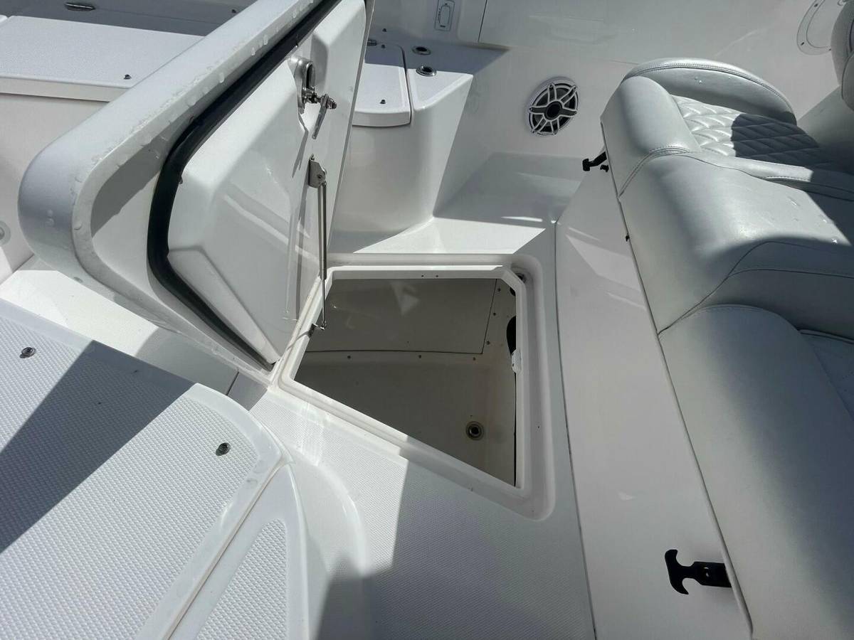 2022 Everglades 335 Center Console photo 14