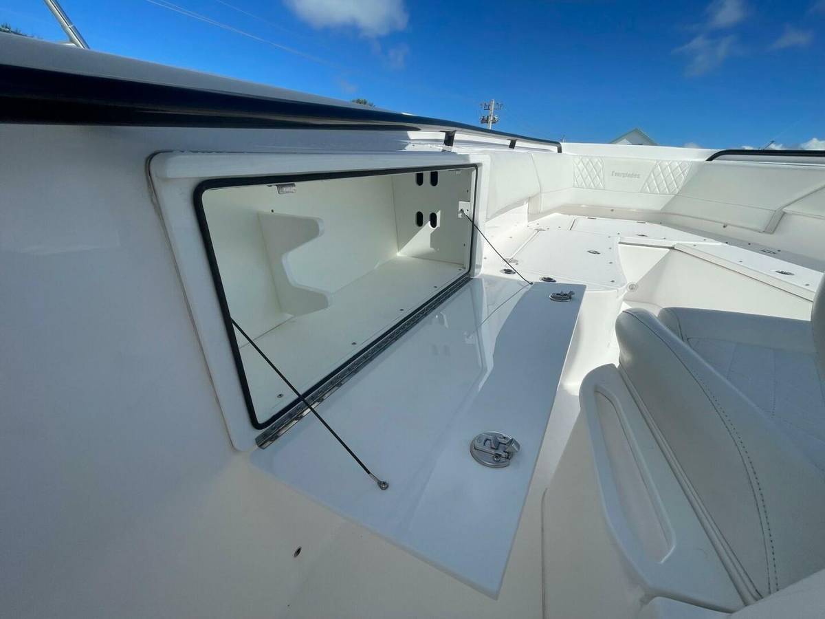 2022 Everglades 335 Center Console photo 13