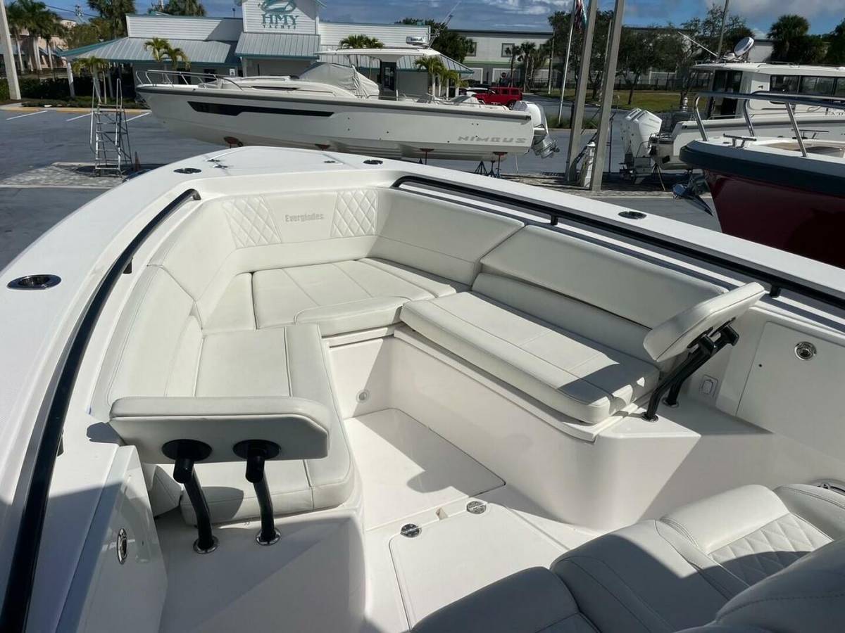 2022 Everglades 335 Center Console photo 33