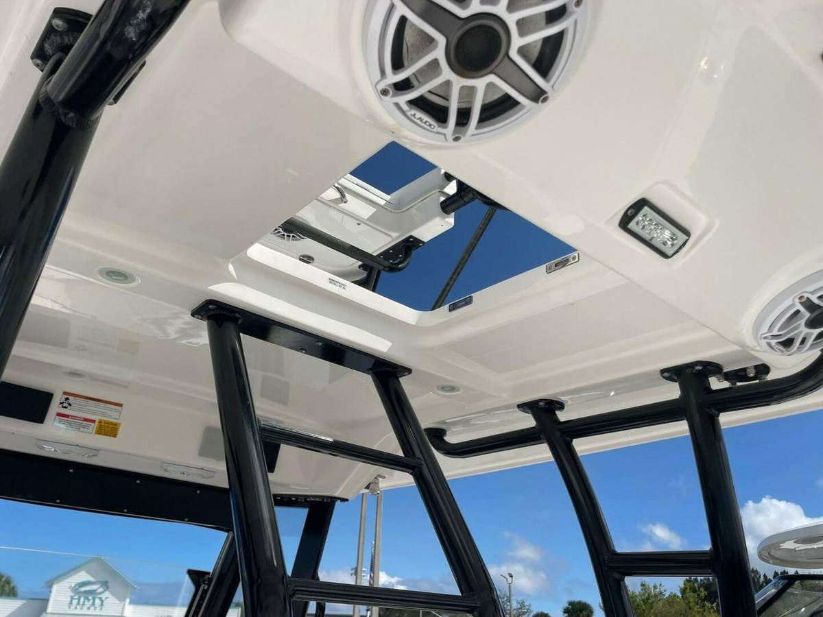 2022 Everglades 335 Center Console photo 24