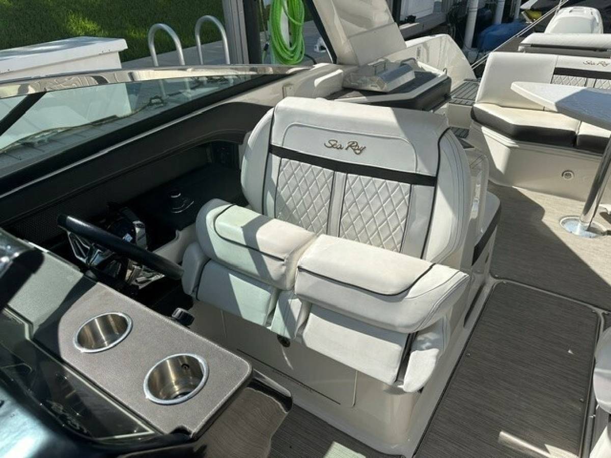 2018 Sea Ray SLX 310 "SALES THERAPY" photo 6