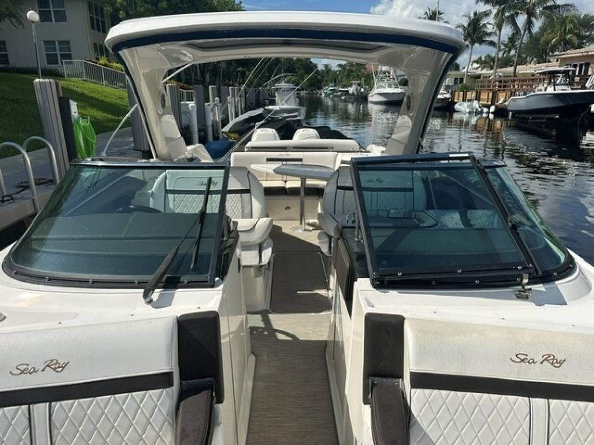 2018 Sea Ray SLX 310 "SALES THERAPY" photo 11