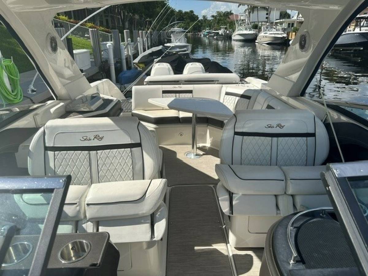 2018 Sea Ray SLX 310 "SALES THERAPY" photo 12