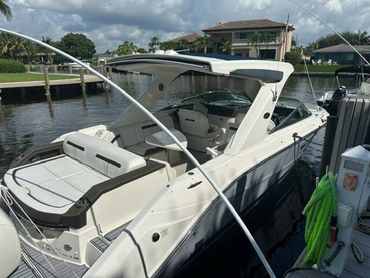 2018 Sea Ray SLX 310 "SALES THERAPY" photo 3