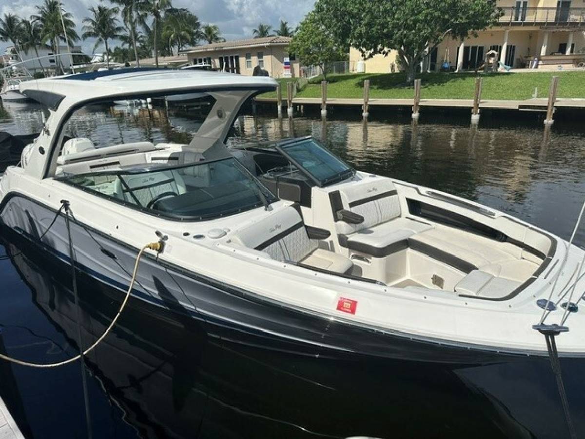 2018 Sea Ray SLX 310 "SALES THERAPY" photo 2