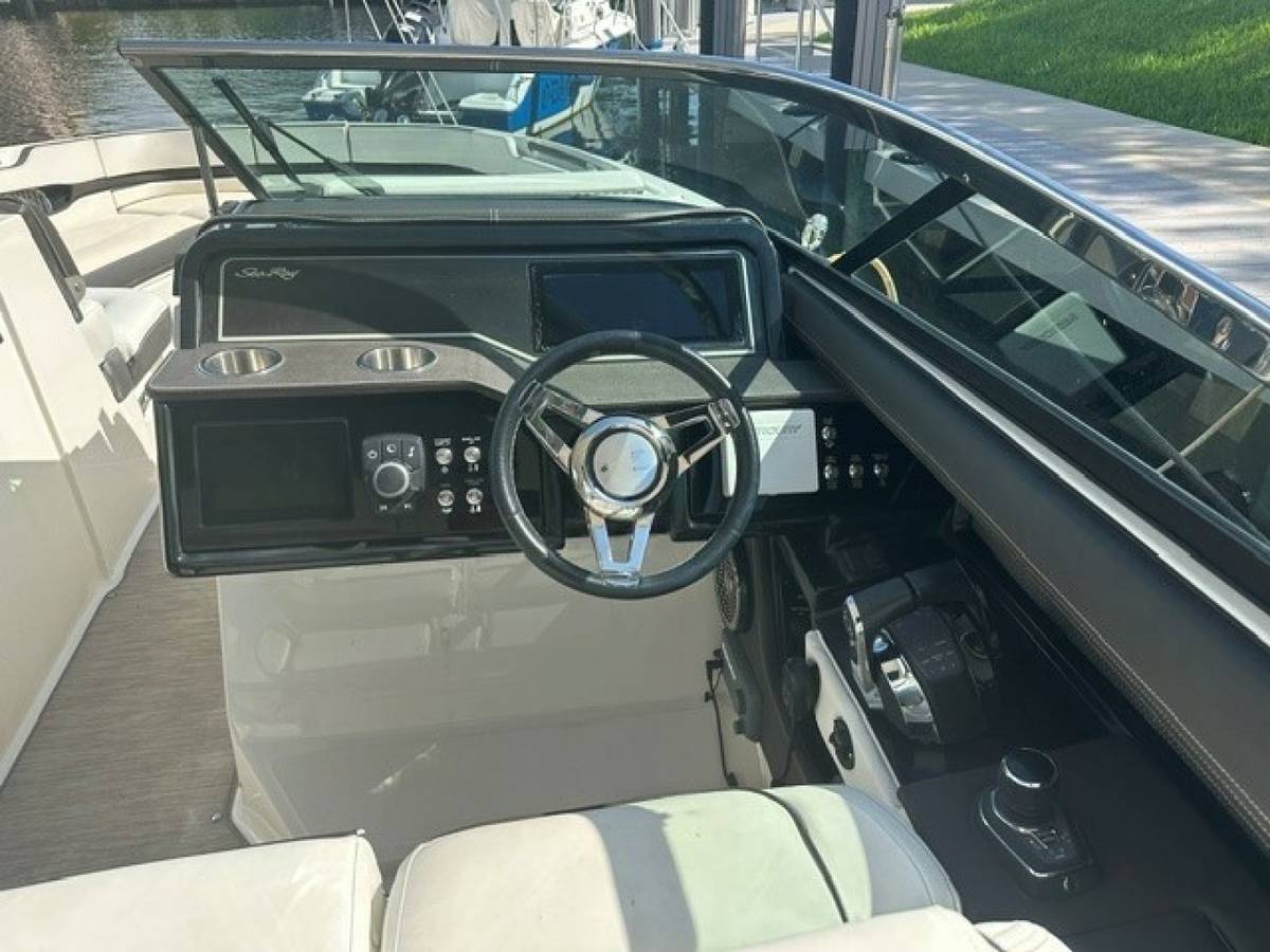 2018 Sea Ray SLX 310 "SALES THERAPY" photo 4