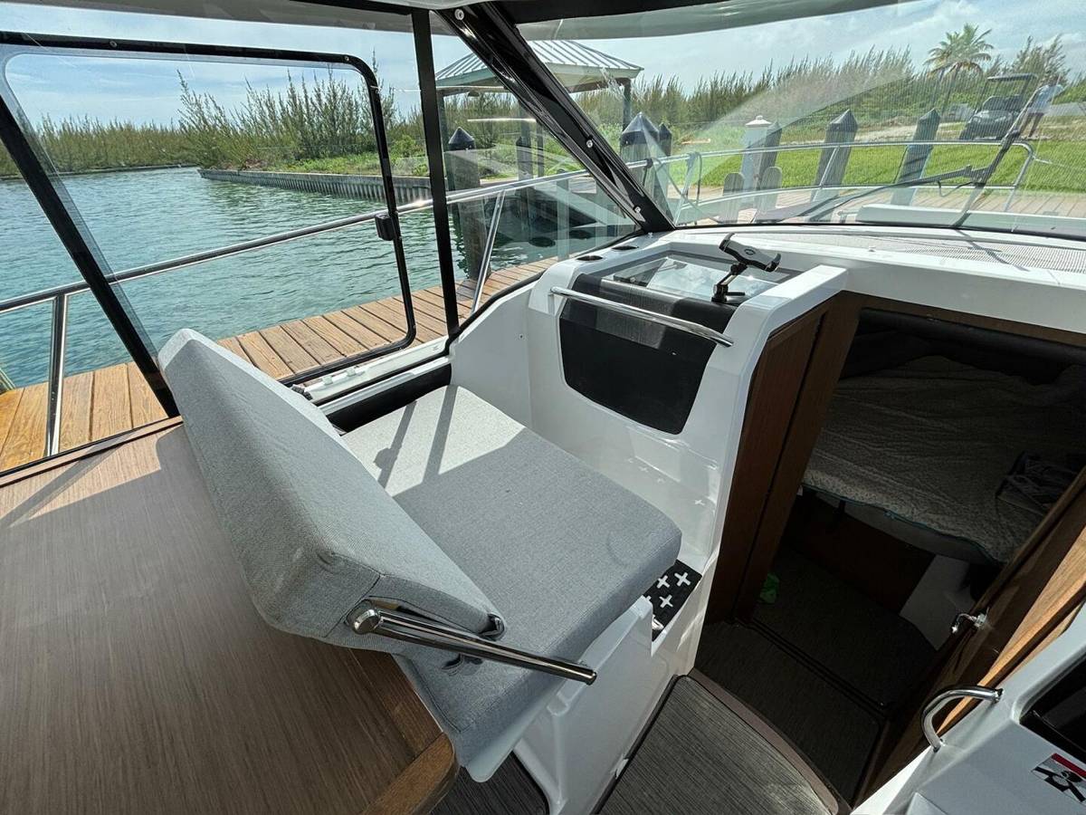 2020 Jeanneau NC895 "Knot Work'N" photo 7
