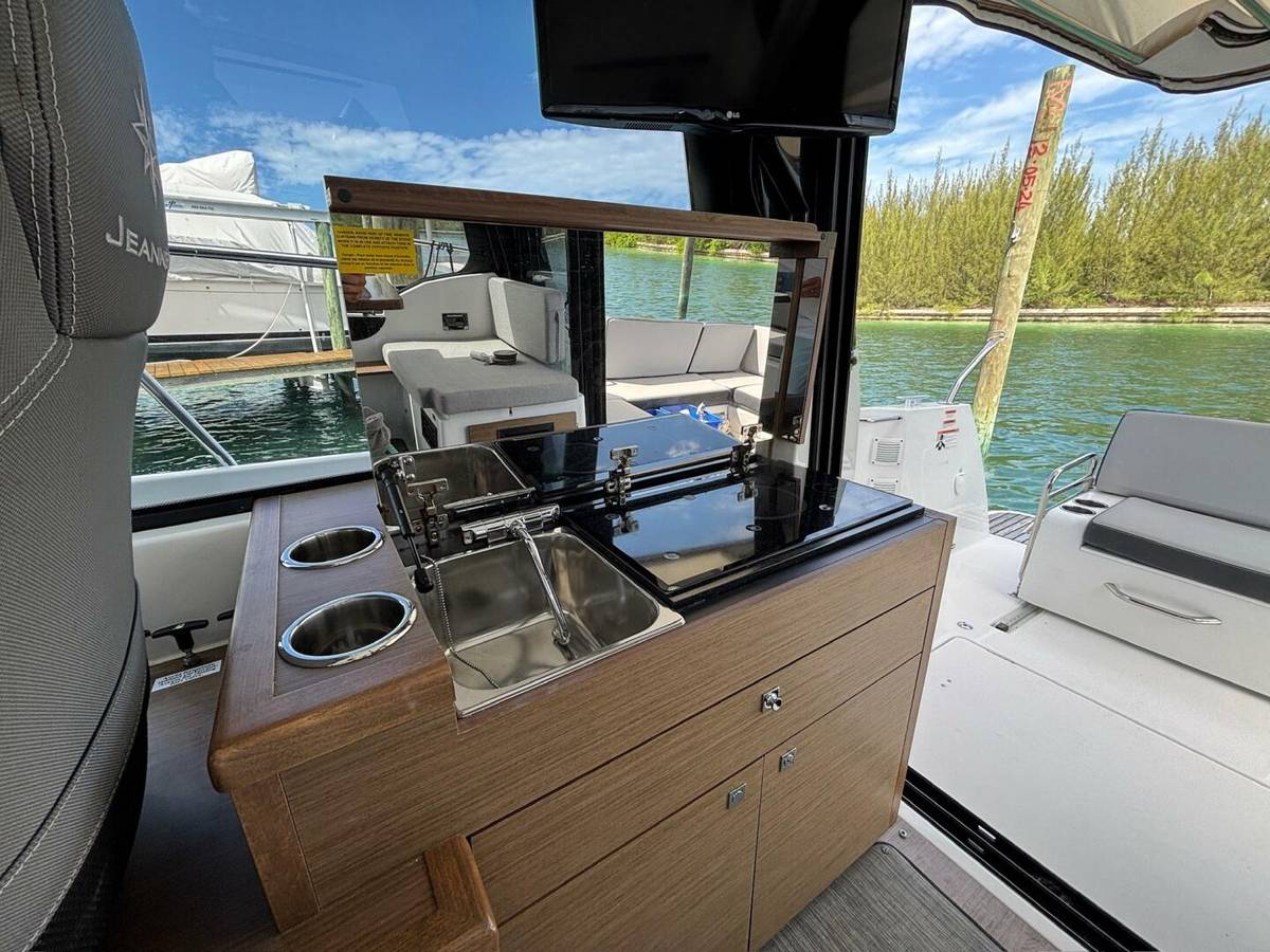 2020 Jeanneau NC895 "Knot Work'N" photo 12