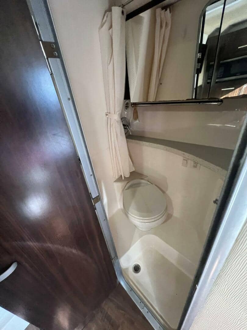 2018 Regal 28 Express photo 16