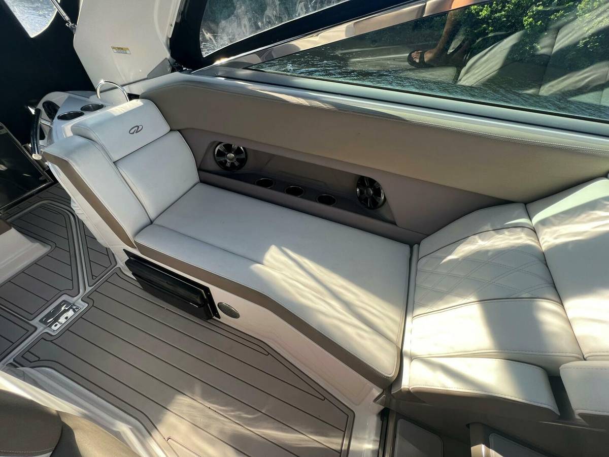 2018 Regal 28 Express photo 7