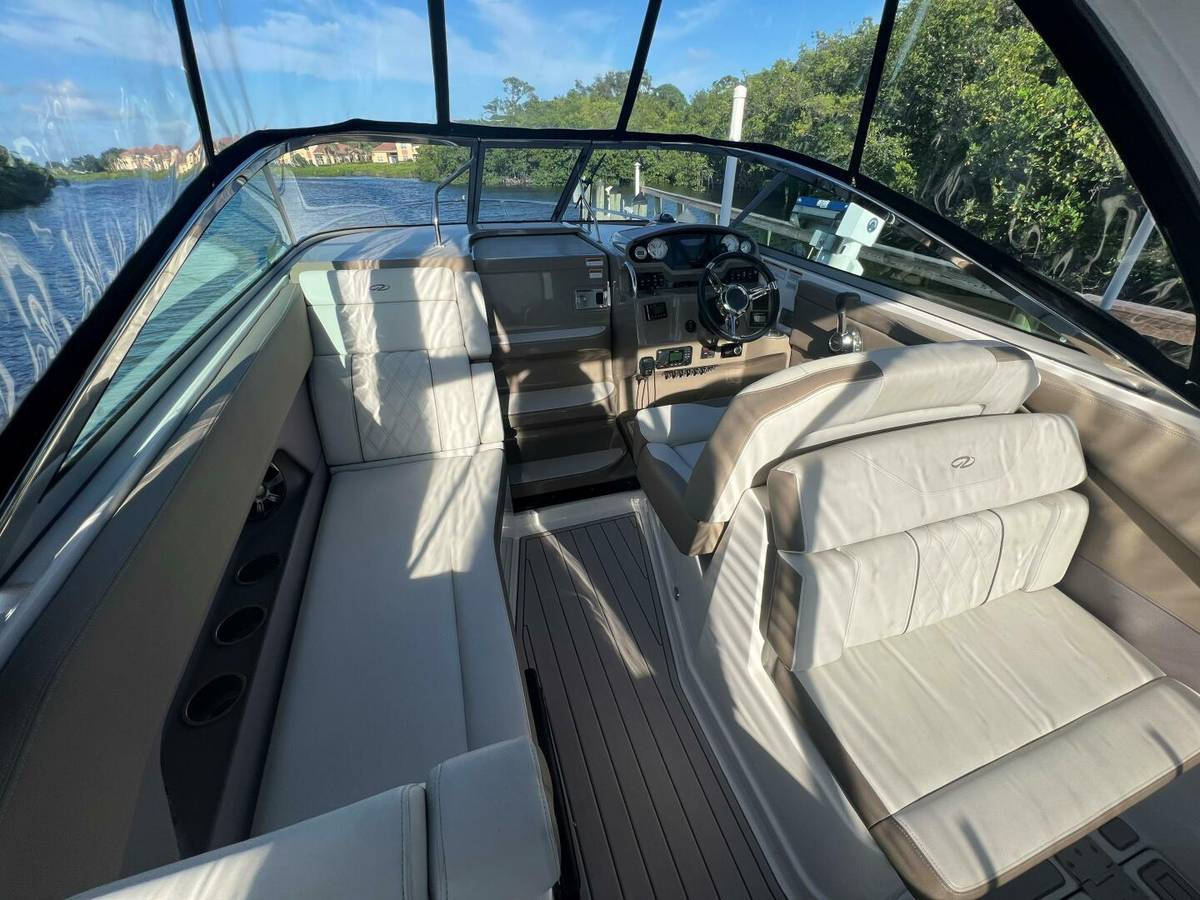 2018 Regal 28 Express photo 9