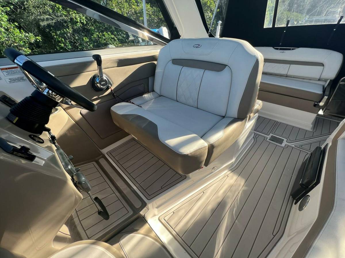 2018 Regal 28 Express photo 10
