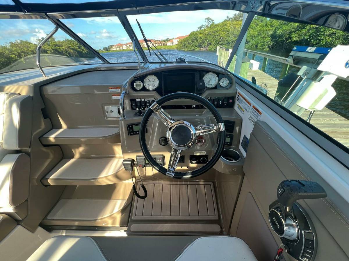 2018 Regal 28 Express photo 11