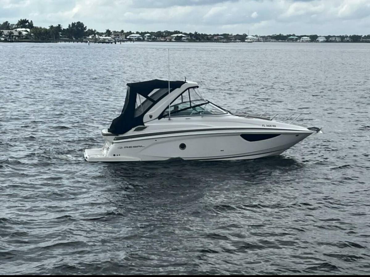 2018 Regal 28 Express photo 2