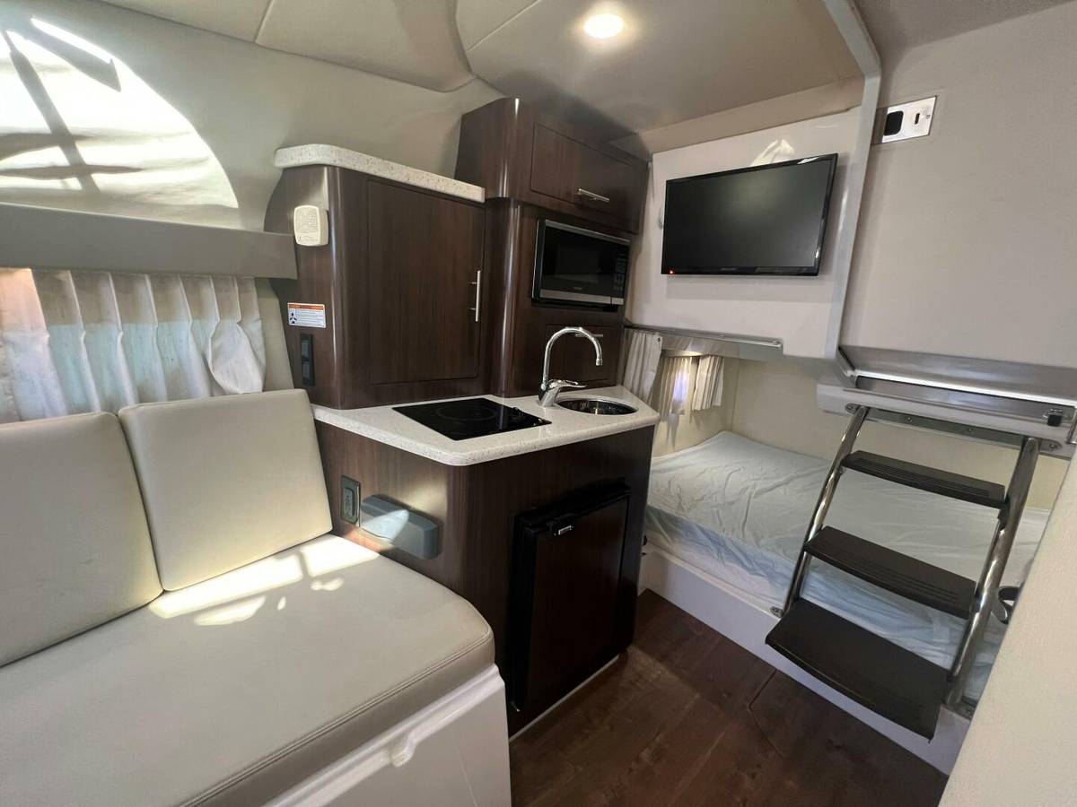 2018 Regal 28 Express photo 14