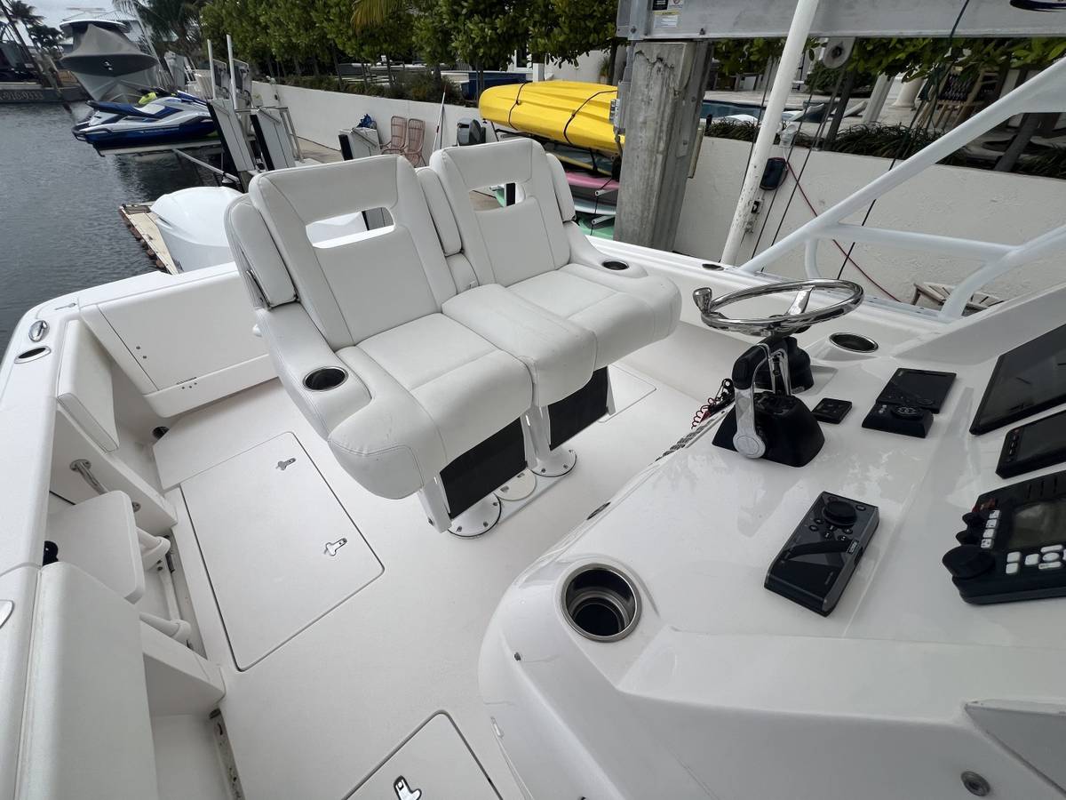 2017 Intrepid 327 Cuddy "PATRICIA" photo 14