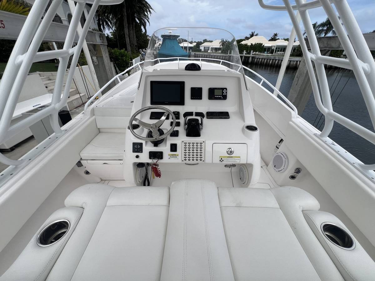 2017 Intrepid 327 Cuddy "PATRICIA" photo 15