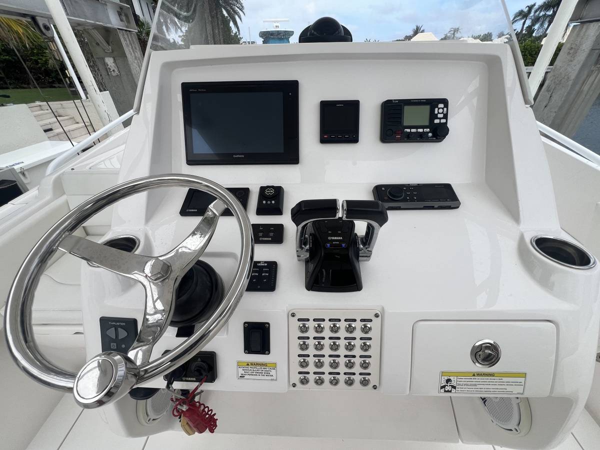 2017 Intrepid 327 Cuddy "PATRICIA" photo 13