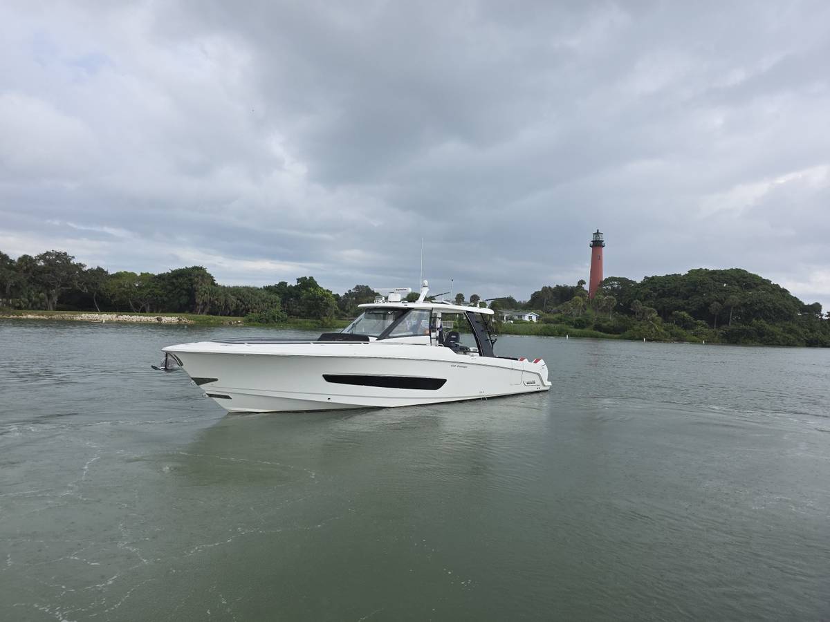 2021 Boston Whaler 420 Outrage "BFT" photo 2