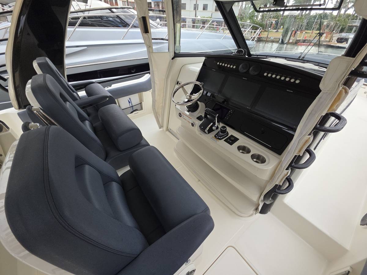 2021 Boston Whaler 420 Outrage "BFT" photo 32