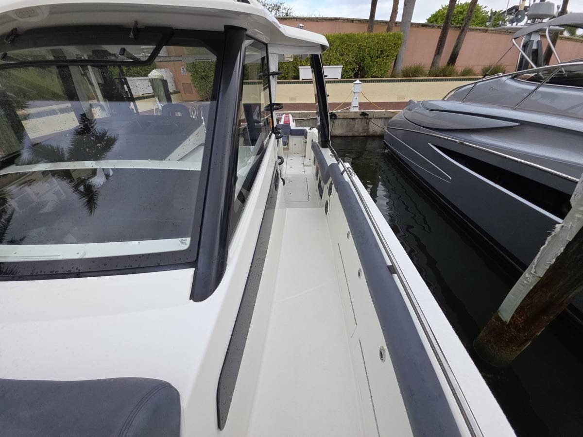 2021 Boston Whaler 420 Outrage "BFT" photo 42