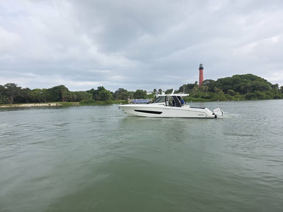 2021 Boston Whaler 420 Outrage "BFT" photo 5