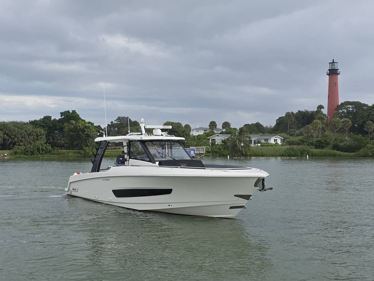2021 Boston Whaler 420 Outrage "BFT" photo 15