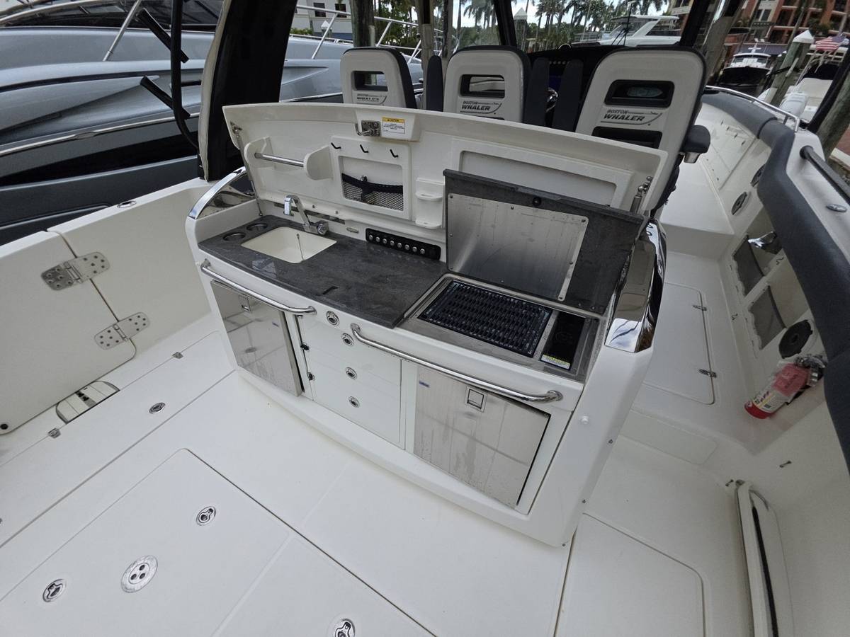 2021 Boston Whaler 420 Outrage "BFT" photo 65