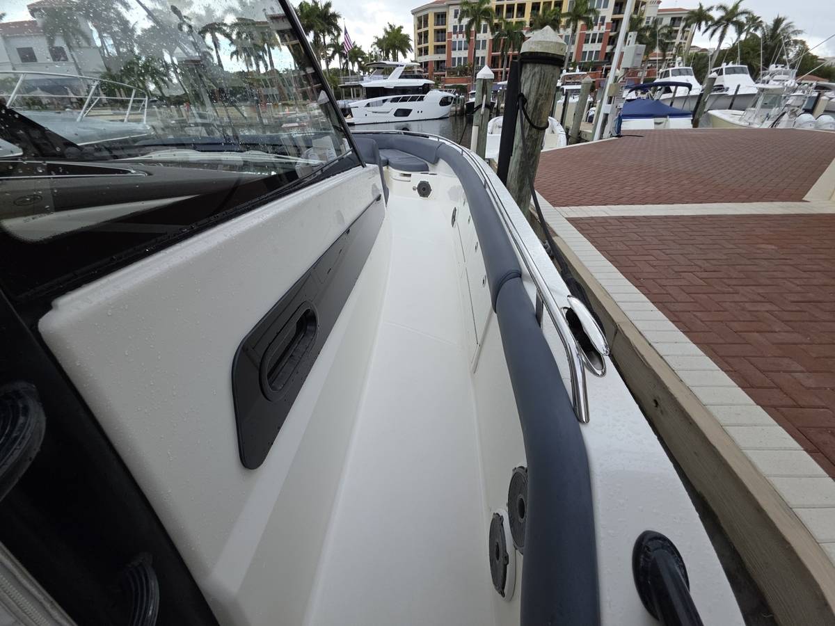 2021 Boston Whaler 420 Outrage "BFT" photo 36