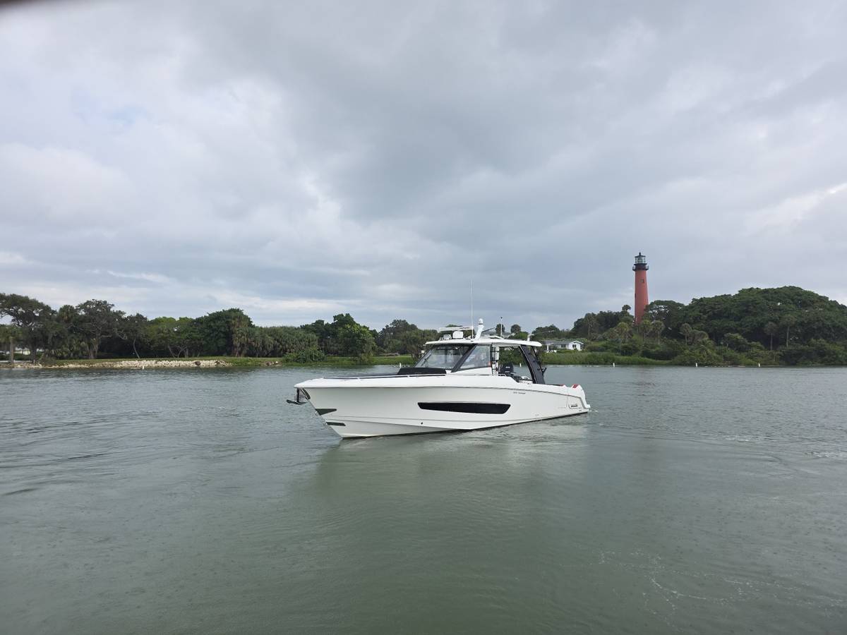 2021 Boston Whaler 420 Outrage "BFT" photo 3