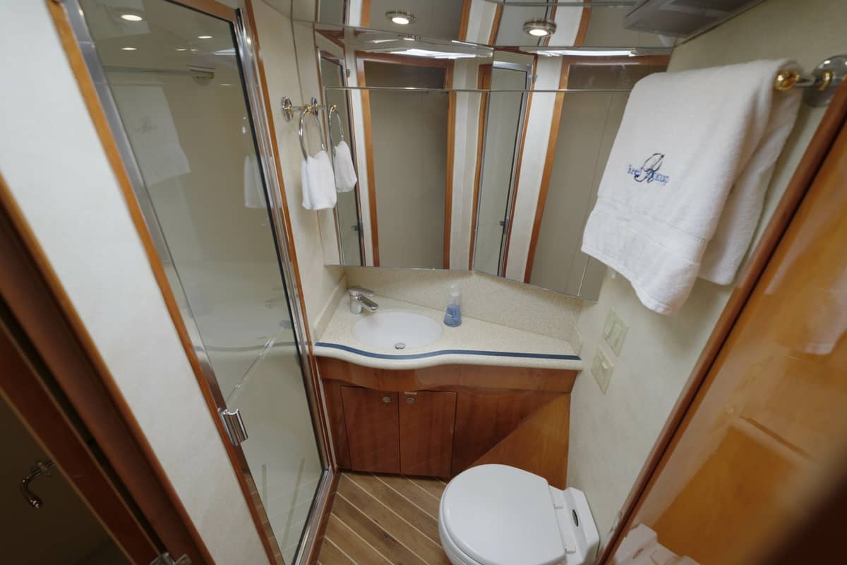 2002 Hatteras 60 Convertible "Reel Hook Up" photo 32