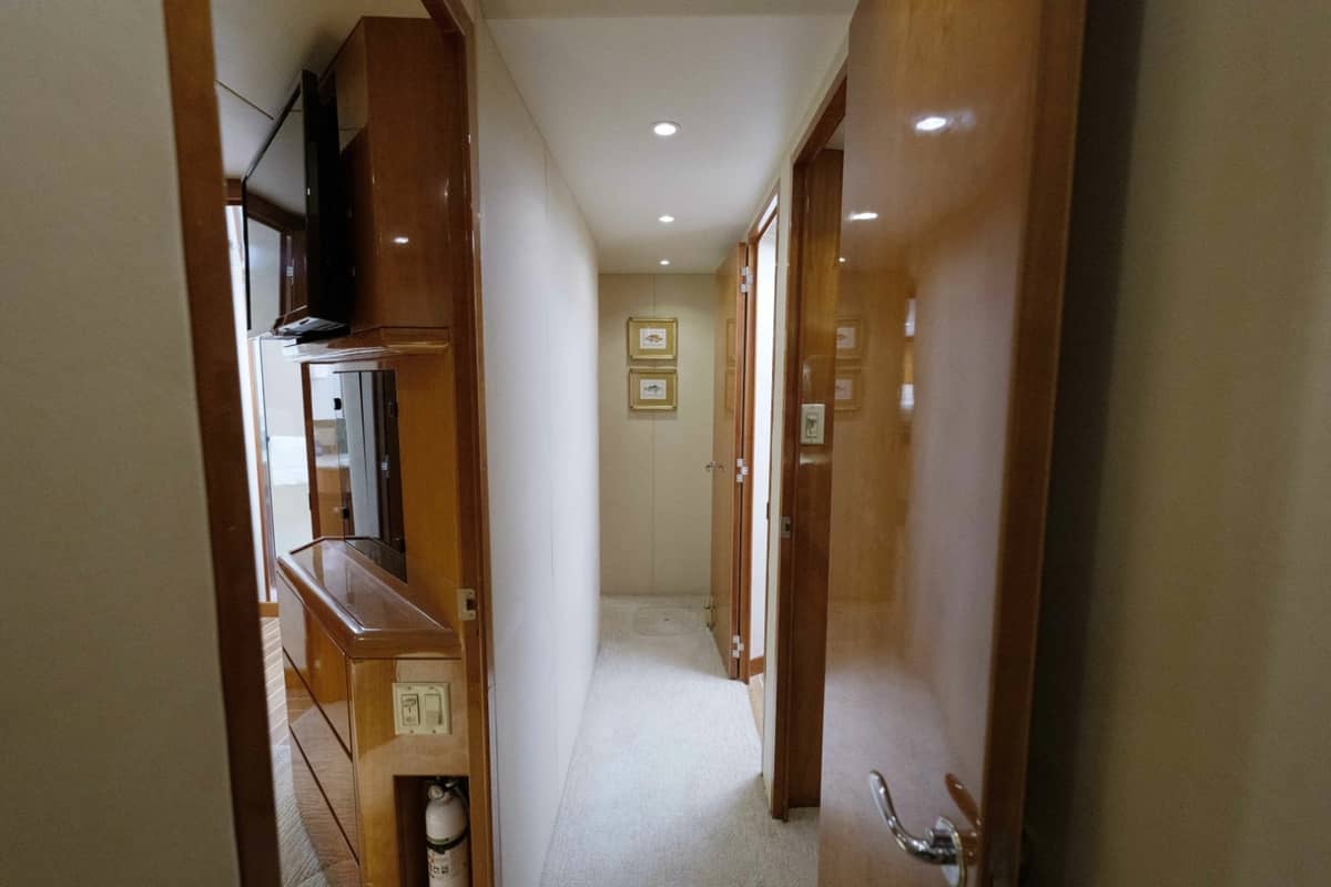 2002 Hatteras 60 Convertible "Reel Hook Up" photo 17
