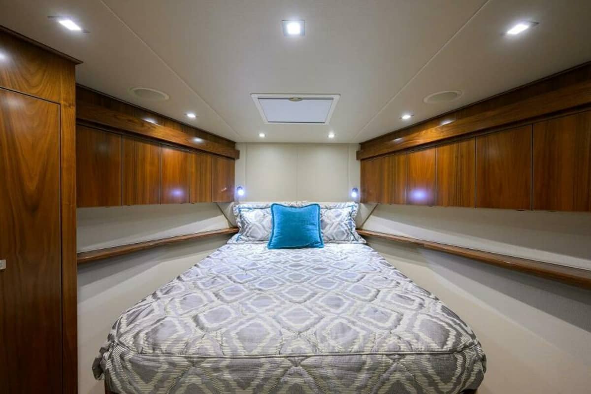 2019 Viking 80 Convertible "LAMPLIGHTER" photo 16