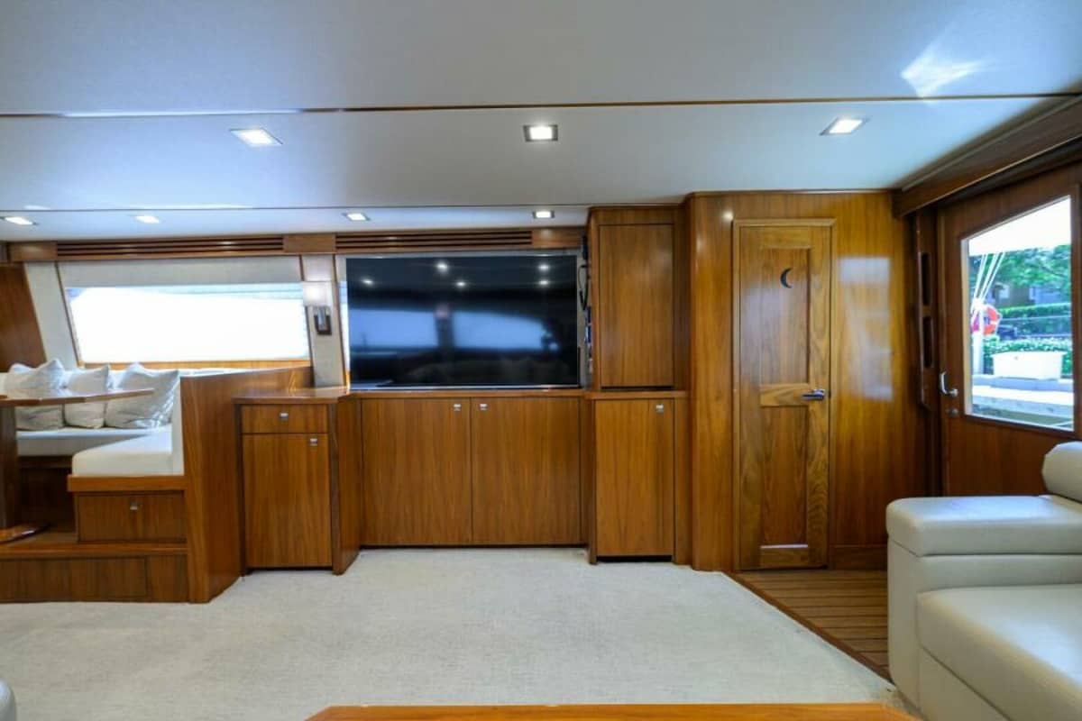 2019 Viking 80 Convertible "LAMPLIGHTER" photo 4