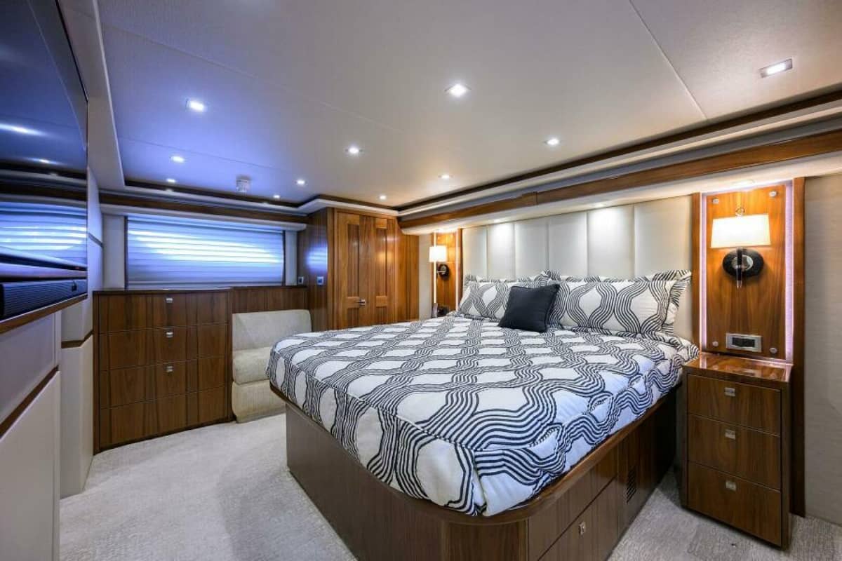 2019 Viking 80 Convertible "LAMPLIGHTER" photo 12