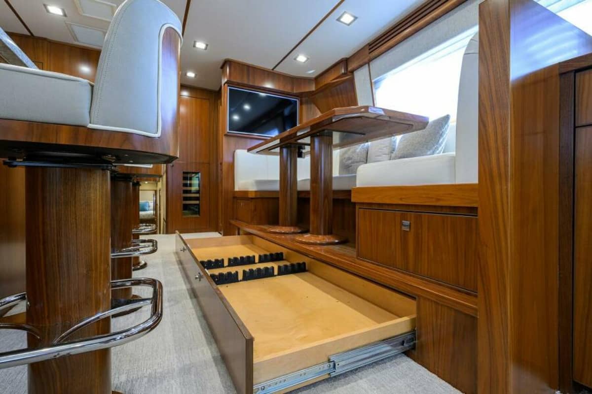 2019 Viking 80 Convertible "LAMPLIGHTER" photo 6