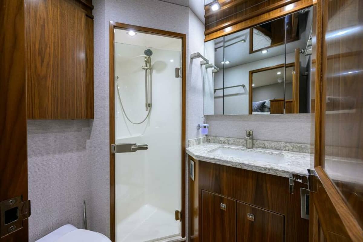 2019 Viking 80 Convertible "LAMPLIGHTER" photo 22
