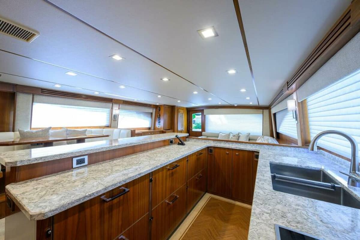 2019 Viking 80 Convertible "LAMPLIGHTER" photo 9