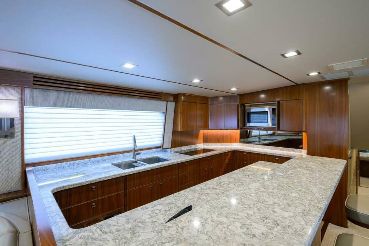 2019 Viking 80 Convertible "LAMPLIGHTER" photo 8