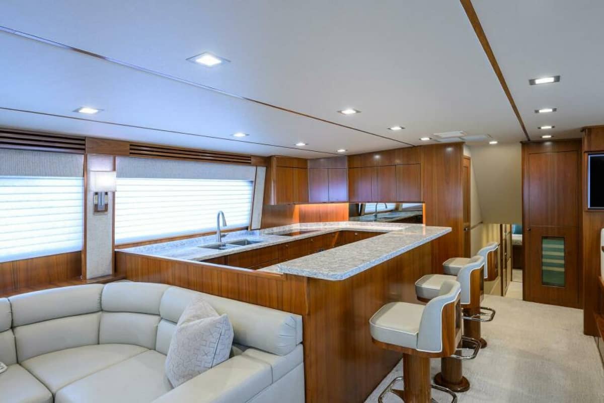 2019 Viking 80 Convertible "LAMPLIGHTER" photo 7
