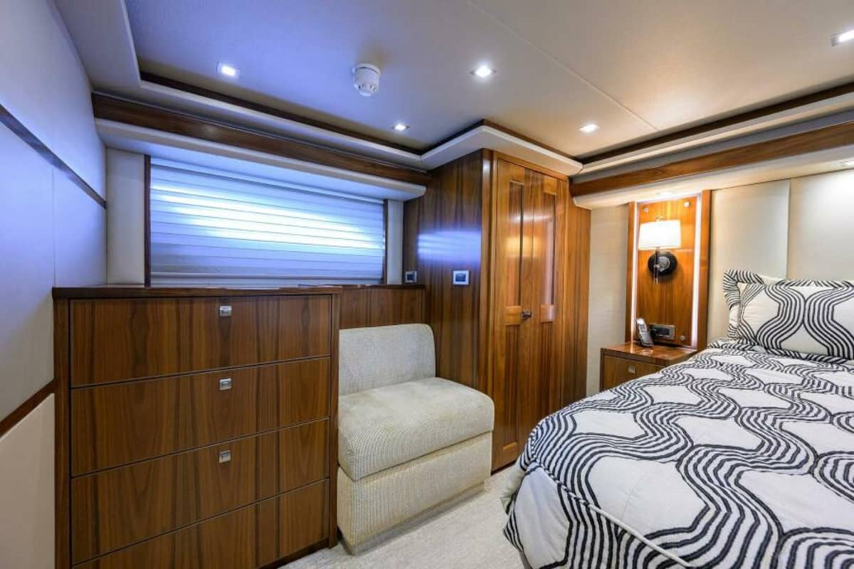 2019 Viking 80 Convertible "LAMPLIGHTER" photo 13