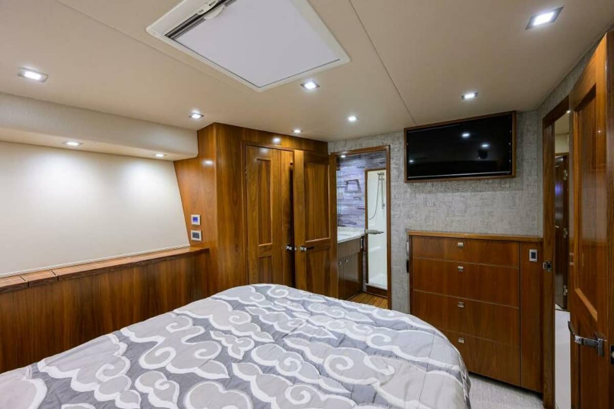 2019 Viking 80 Convertible "LAMPLIGHTER" photo 26