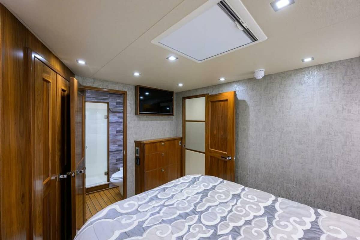 2019 Viking 80 Convertible "LAMPLIGHTER" photo 27