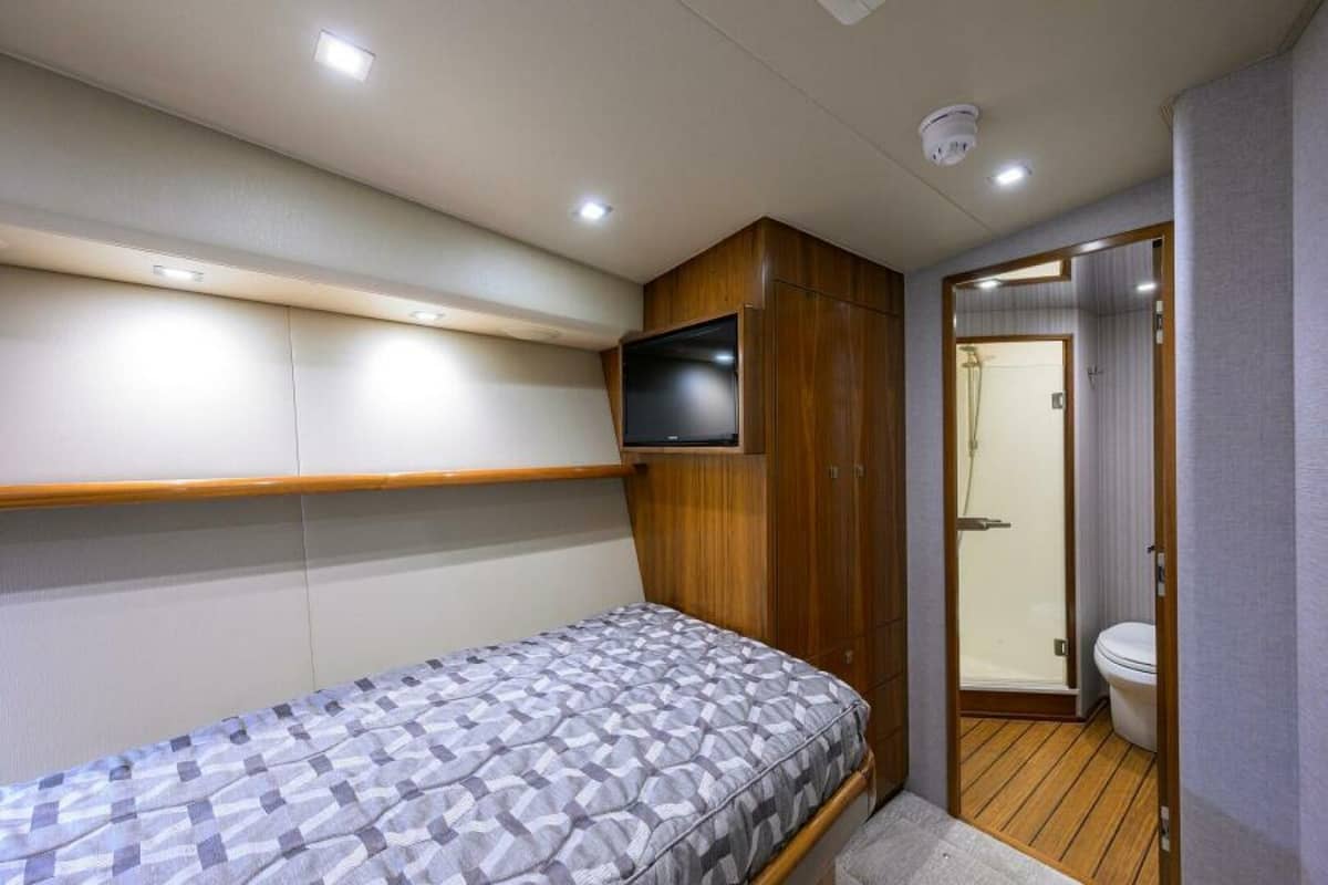 2019 Viking 80 Convertible "LAMPLIGHTER" photo 30