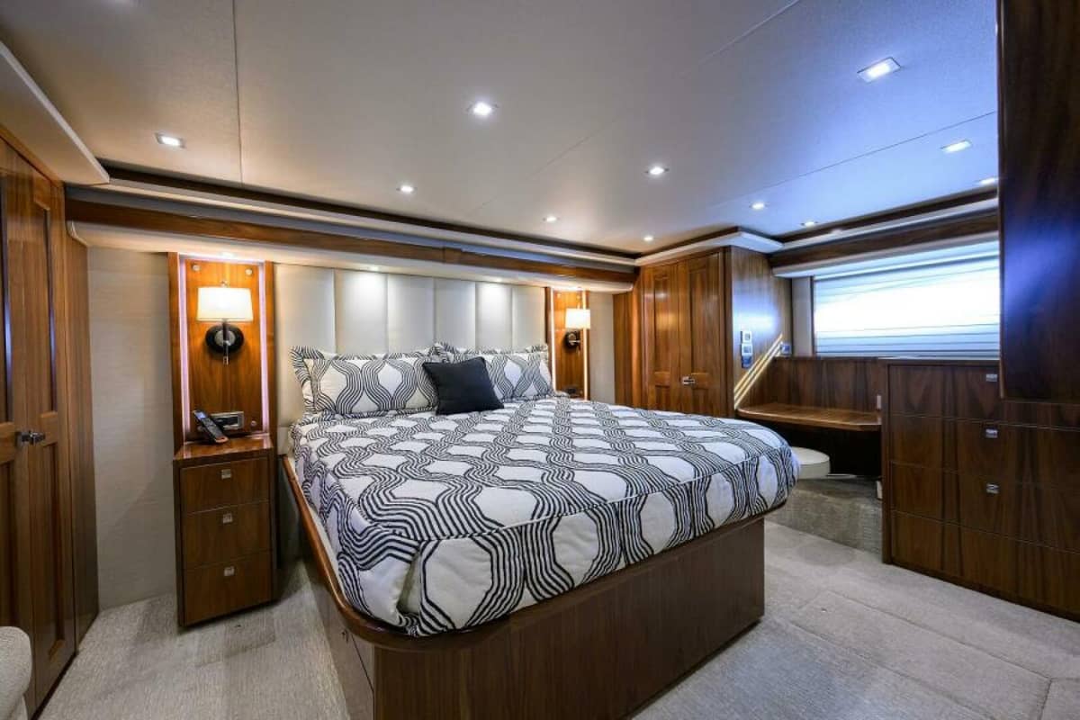 2019 Viking 80 Convertible "LAMPLIGHTER" photo 11