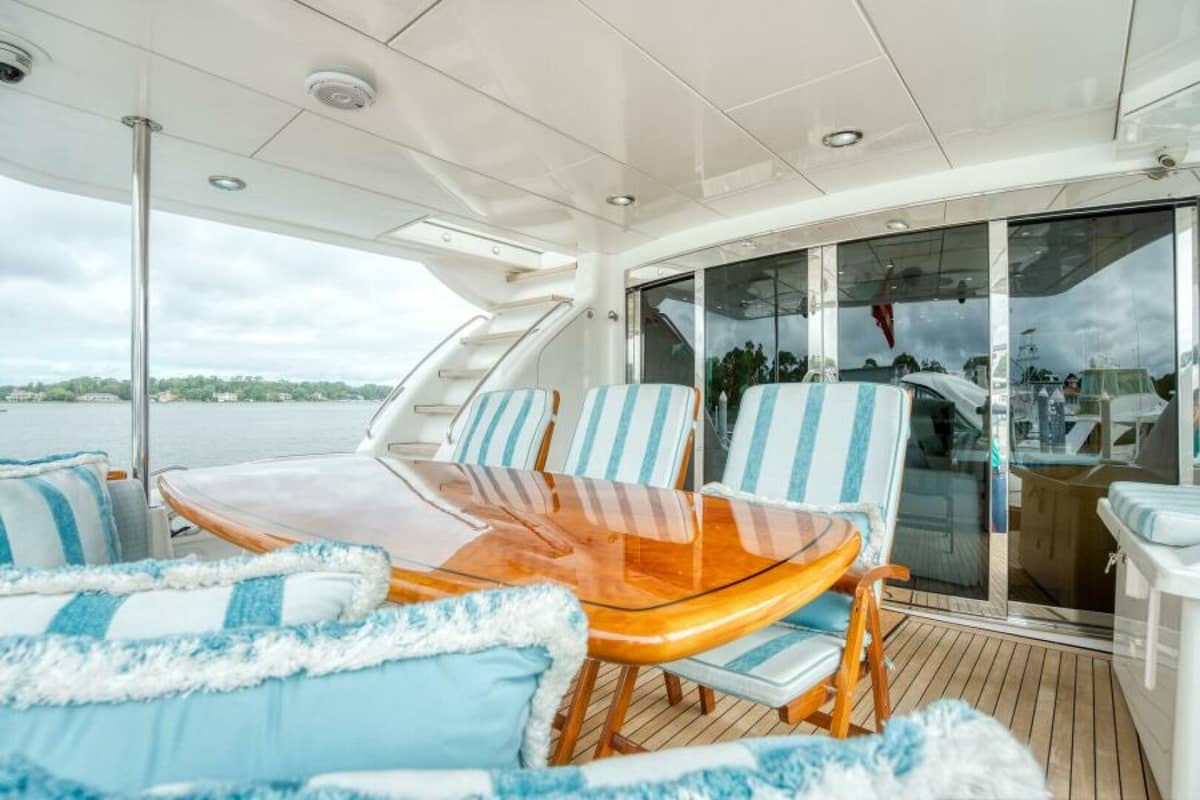 2007 Hatteras 80 Enclosed Bridge "MAJESTIK" photo 4