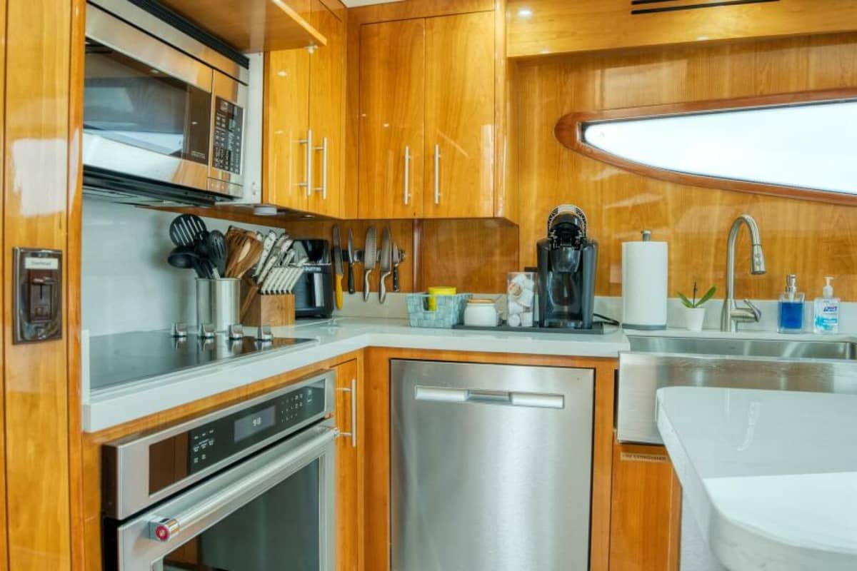 2007 Hatteras 80 Enclosed Bridge "MAJESTIK" photo 19